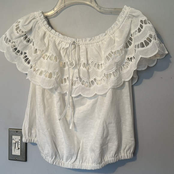 NWT beautifully detailed top can be worn on or off shoulder elastic hem 21” P2P - Picture 3 of 4